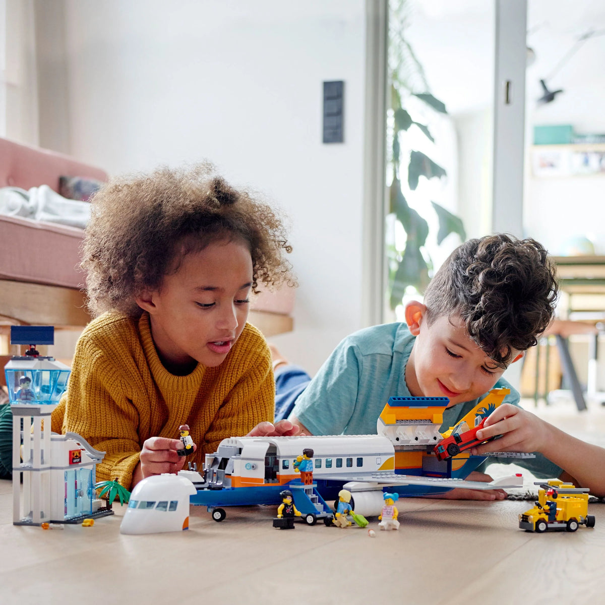Passenger Airplane Building Toy (669 Pieces) Q8090