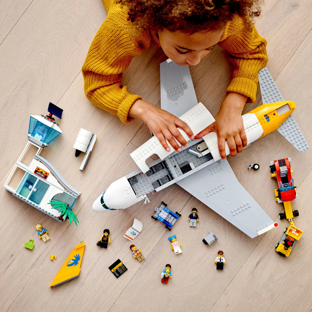 Passenger Airplane Building Toy (669 Pieces) Q8090