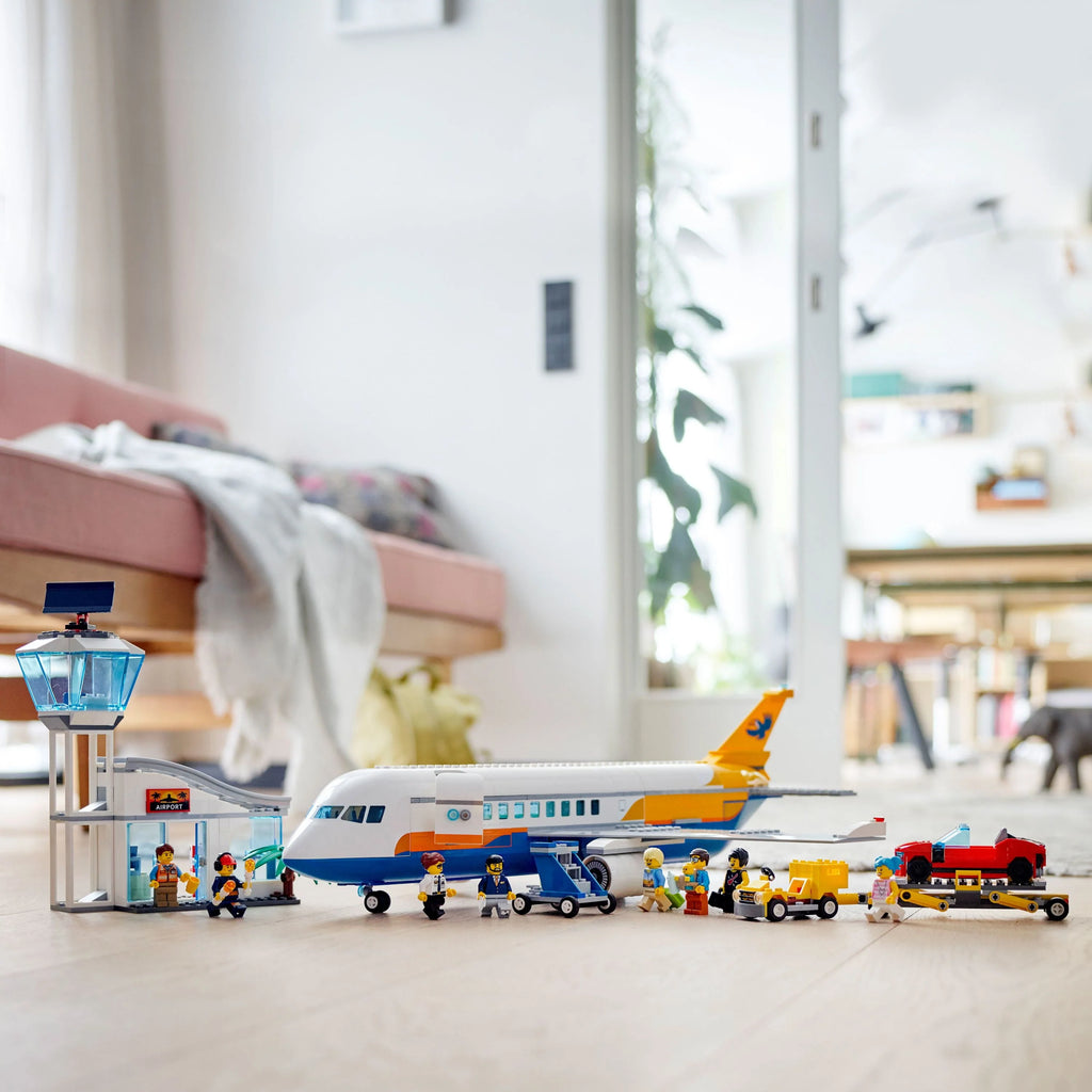 Passenger Airplane Building Toy (669 Pieces) Q8090