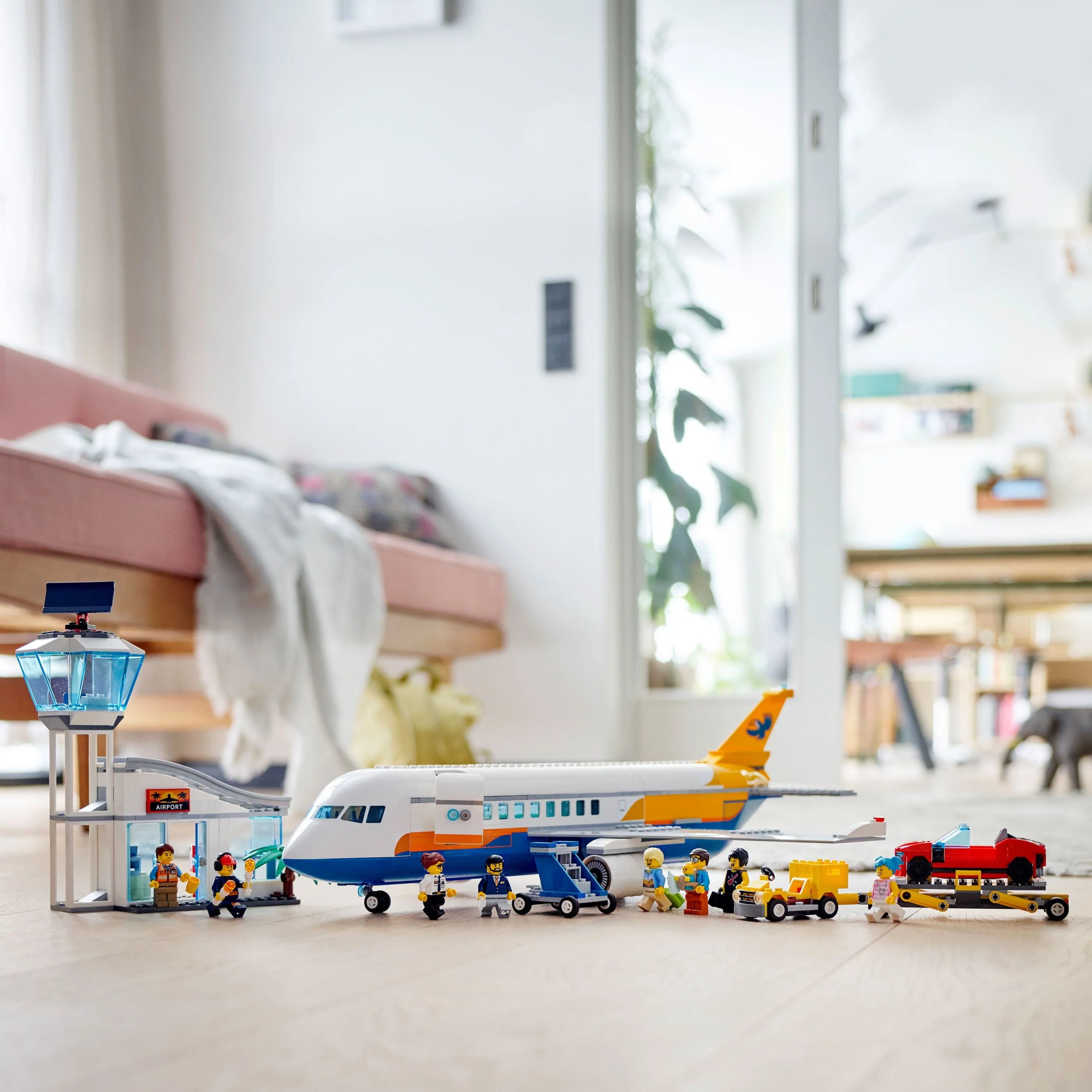 Passenger Airplane Building Toy (669 Pieces) Q8090